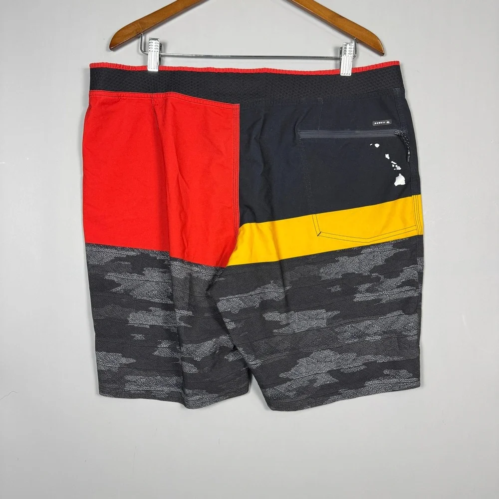 Quiksilver Highline Board Shorts Mens Size 38 4-Way Stretch Camo Red Surf